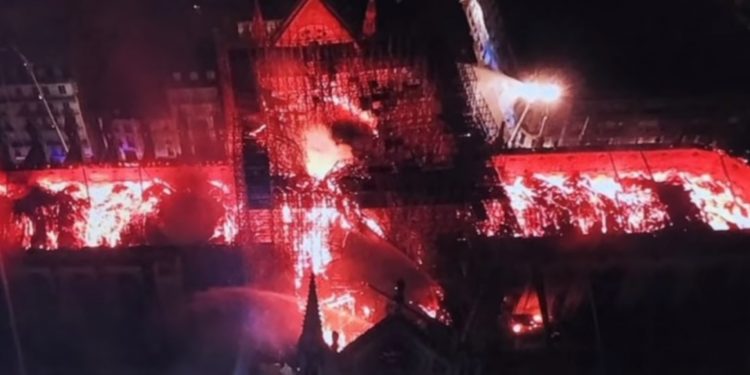 Pożar katedry Notre Dame. Jedno zdjęcie pokazuje ogrom tragedii [WIDEO]