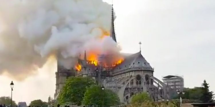 Płonie katedra Notre Dame w Paryżu! [FOTO+WIDEO]
