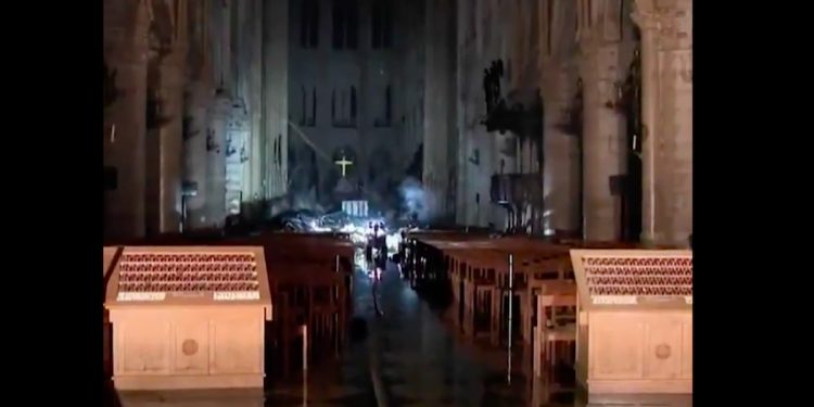 Pierwsze nagrania z wnętrza Notre Dame [WIDEO]