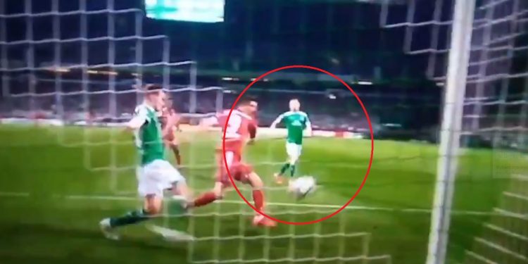 Lewandowski zdobył dwa gole. Zaliczył też spektakularną wtopę [WIDEO]