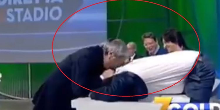 Piątek strzela, Crudelli szaleje. Komentator zdarł marynarkę z mężczyzny