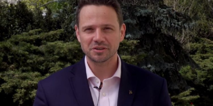 Trzaskowski przegrał z Konfederacją. Teraz zwrócił się do rządu