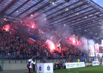 Kontrowersyjna flaga na meczu Wisła Kraków-Legia Warszawa [WIDEO]