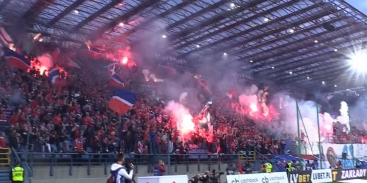 Kontrowersyjna flaga na meczu Wisła Kraków-Legia Warszawa [WIDEO]