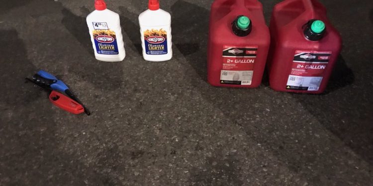 Wtargnął do katedry z 2 kanistrami benzyny. Szybka akcja policji