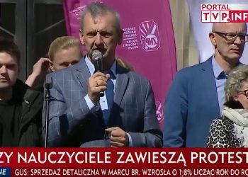 Broniarz: Nauczyciele nie chcą polityki. Radny PiS zwrócił uwagę, kto stał za plecami szefa ZNP