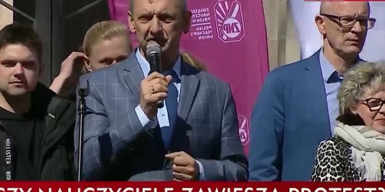 Broniarz: Nauczyciele nie chcą polityki. Radny PiS zwrócił uwagę, kto stał za plecami szefa ZNP