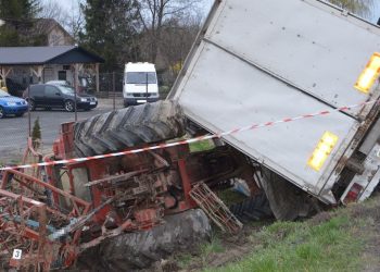 Podczas wyprzedzania zaczepił ciężarówką o ciągnik. Traktorzysta w ciężkim stanie [FOTO]