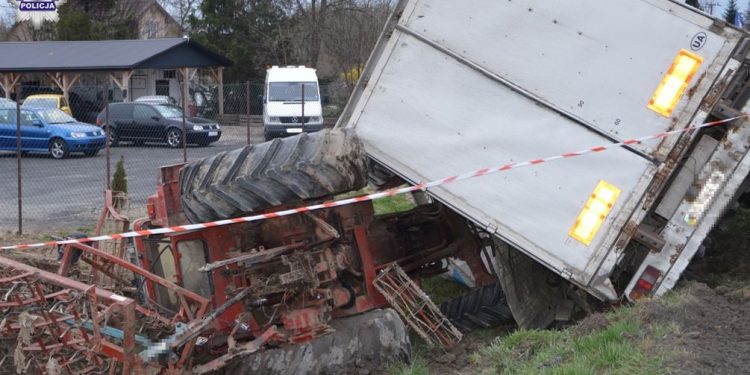 Podczas wyprzedzania zaczepił ciężarówką o ciągnik. Traktorzysta w ciężkim stanie [FOTO]
