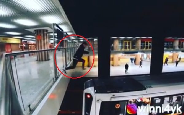 Warszawa: Młody mężczyzna wskoczył na dach metra [WIDEO]