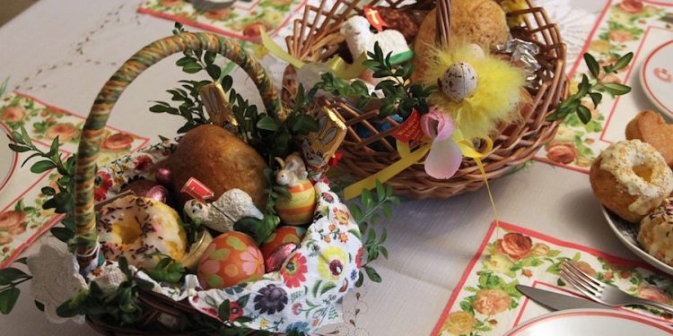 10 rzeczy, które musisz włożyć do wielkanocnego koszyczka
