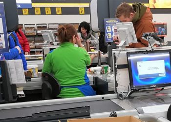 Badanie: Kasjerzy chcą zarabiać nawet 15 proc. więcej. Będą strajki i utrudnienia w handlu?