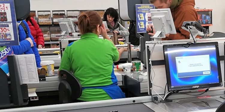 Badanie: Kasjerzy chcą zarabiać nawet 15 proc. więcej. Będą strajki i utrudnienia w handlu?