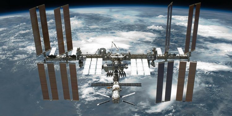 Statek Cygnus z polskimi satelitami KRAKsat i Światowid zacumował do ISS