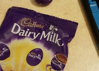 Kupił paczkę czekoladek. W środku znalazł „niespodziankę” [FOTO]