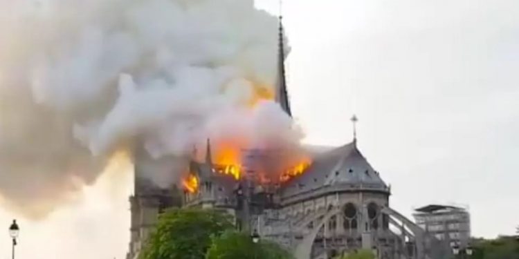 Korona cierniowa uratowana z pożaru katedry Notre Dame