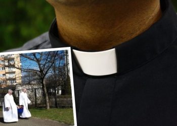 Ksiądz i ministranci palą książki przed świątynią. Fala komentarzy po publikacji zdjęć