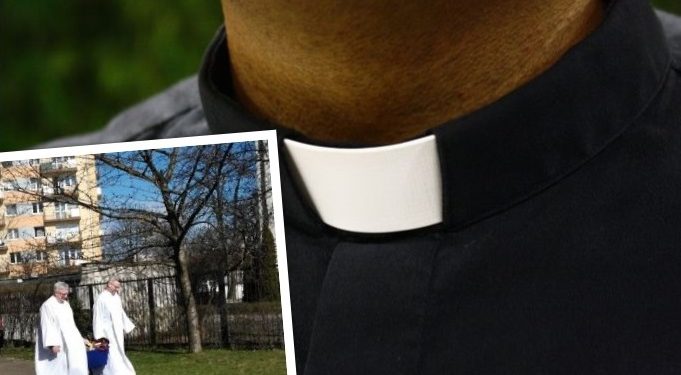 Ksiądz i ministranci palą książki przed świątynią. Fala komentarzy po publikacji zdjęć