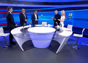 Ksiądz odmówił modlitwę w programie publicystycznym TVP. Internauci podzieleni