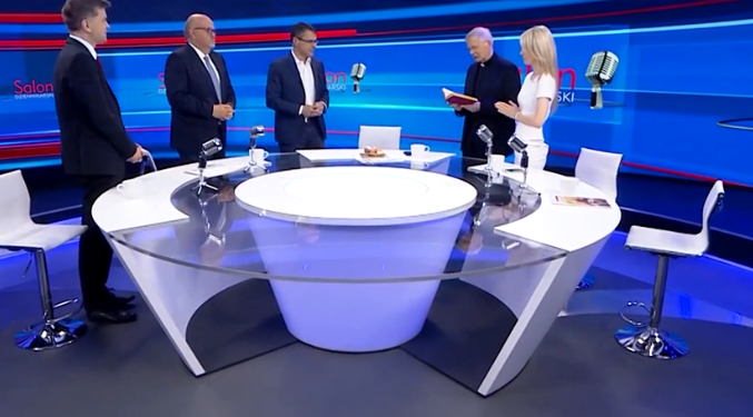 Ksiądz odmówił modlitwę w programie publicystycznym TVP. Internauci podzieleni