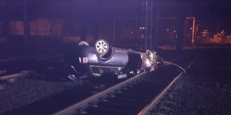 Uciekał kradzionym samochodem, skończył przygnieciony na torach [FOTO]