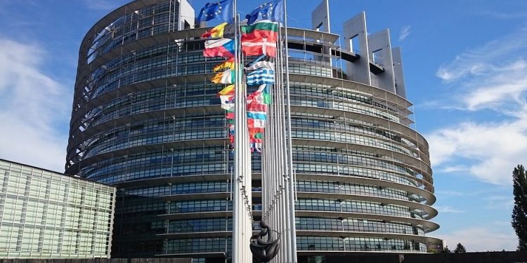 Najnowszy sondaż. PiS deklasuje konkurencję