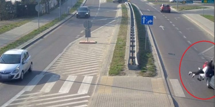 O krok od tragedii na przejściu dla pieszych. Policja publikuje nagranie [WIDEO]