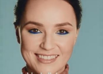 Wyjątkowa akcja w Rossmannie. Pracownice robią niebieski makijaż [FOTO+WIDEO]