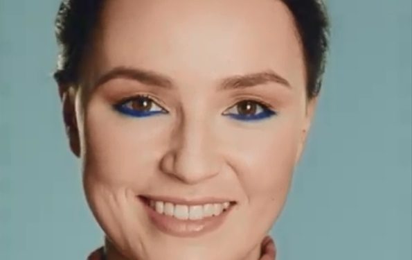 Wyjątkowa akcja w Rossmannie. Pracownice robią niebieski makijaż [FOTO+WIDEO]