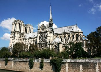 Pożar katedry Notre Dame. Najbogatsi Francuzi przekazują środki na remont