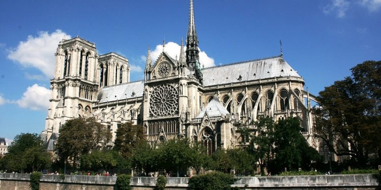 Pożar katedry Notre Dame. Najbogatsi Francuzi przekazują środki na remont