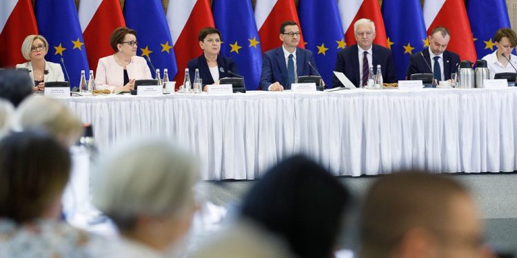 Strajk nauczycieli zawieszony. Gowin o terminach rekrutacji na studia