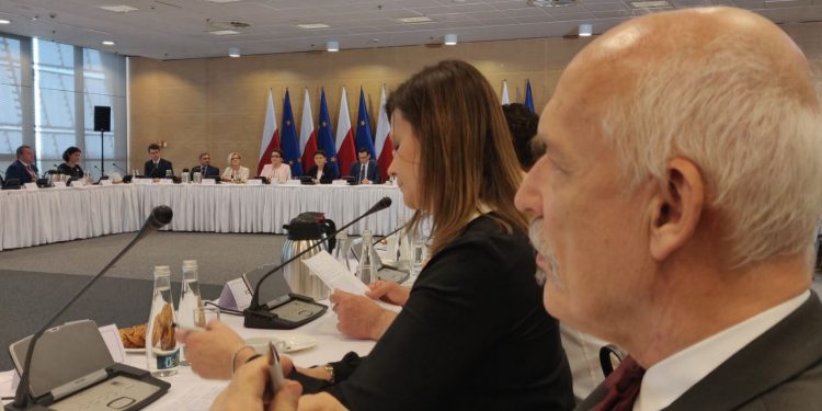 Okrągły stół. Zabawna sytuacja z Korwin-Mikkem i Morawieckim