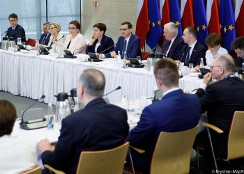 Miał być okrągły stół, a jest… Polityk PO skomentował wygląd sali obrad