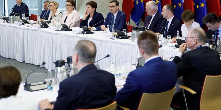 Miał być okrągły stół, a jest… Polityk PO skomentował wygląd sali obrad