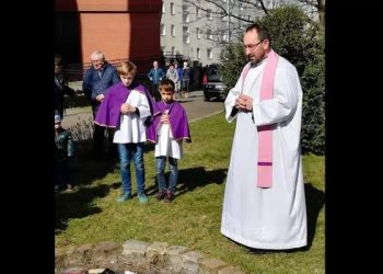 Zagraniczne media piszą o akcji palenia książek przy polskiej parafii. Na liście m.in. „Harry Potter” i „Zmierzch”