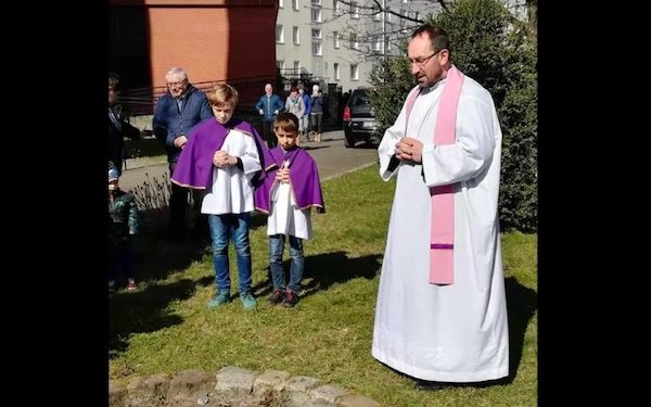 Zagraniczne media piszą o akcji palenia książek przy polskiej parafii. Na liście m.in. „Harry Potter” i „Zmierzch”