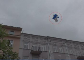 Wysłali PIT-y „w kosmos”. Nietypowy happening przed Urzędem Skarbowym [FOTO]