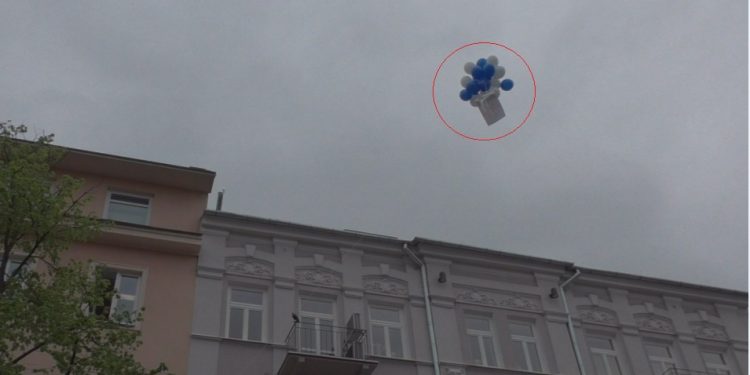 Wysłali PIT-y „w kosmos”. Nietypowy happening przed Urzędem Skarbowym [FOTO]