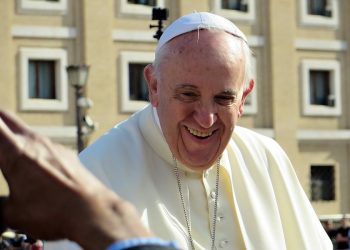 Papież przekazuje ogromną kwotę na pomoc migrantom