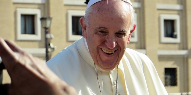 Papież przekazuje ogromną kwotę na pomoc migrantom