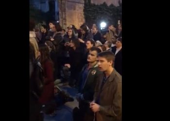 Francuzi modlili się widząc pożar Katedry Notre Dame [WIDEO]