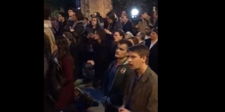 Francuzi modlili się widząc pożar Katedry Notre Dame [WIDEO]