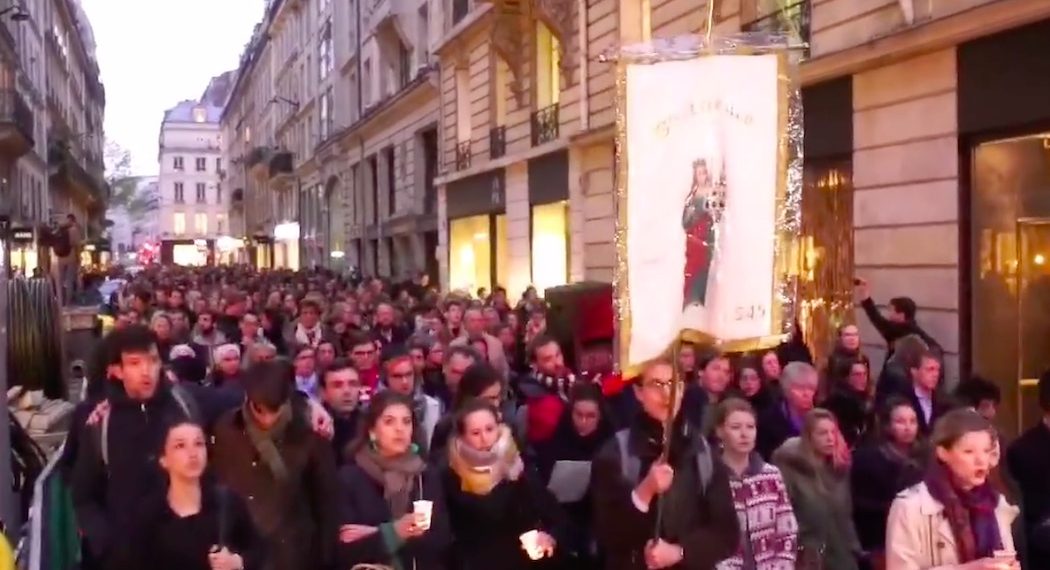 Tysiące Francuzów modli się na ulicy. Poruszające nagrania