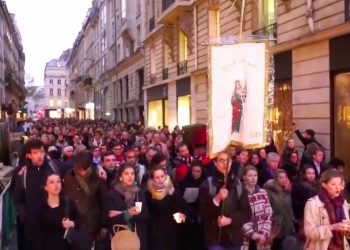 Tysiące Francuzów modli się na ulicy. Poruszające nagrania