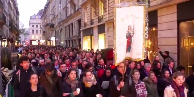 Tysiące Francuzów modli się na ulicy. Poruszające nagrania