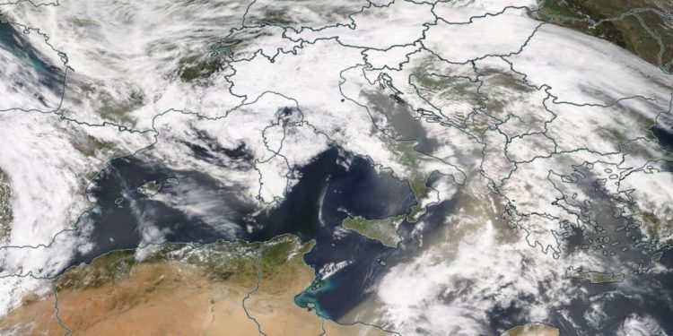 Saharyjski piasek nad Europą. Wiatr przyciągnął tony pustynnego pyłu