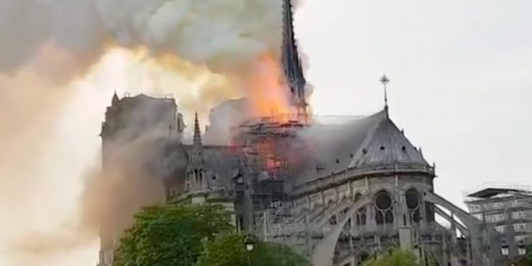 Pożar w katedrze Notre Dame. Korona cierniowa spłonie?