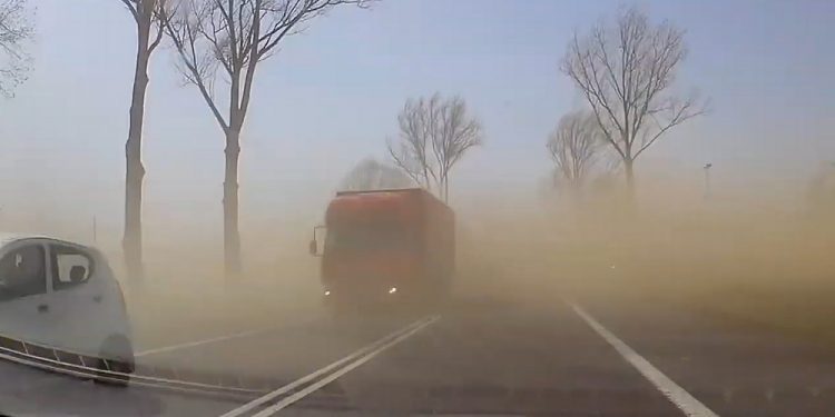 Pył znad Sahary przybywa nad Polskę. Kierowcy pokazują nagrania