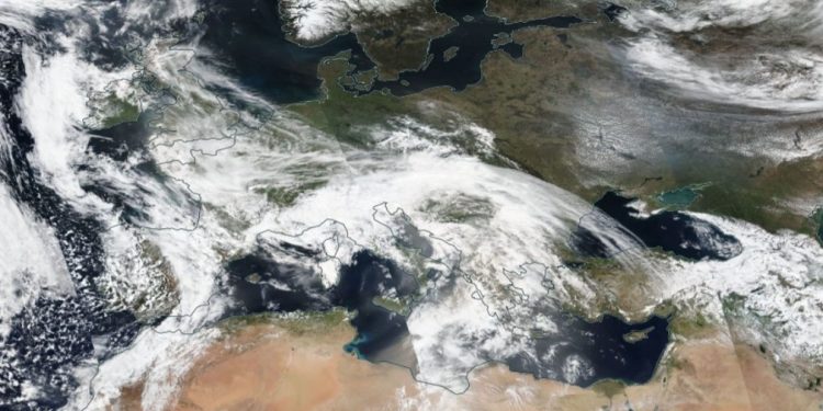 Saharyjski piasek nad Europą. Wiatr przyciągnął tony pustynnego pyłu